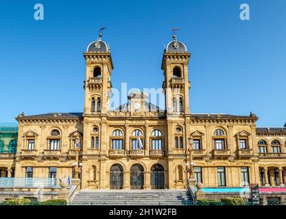 Stadtrat in San Sebastian, Spanien. Die Räumlichkeiten befinden sich im ehemaligen Casino der Stadt, das 1887 erbaut wurde, neben der Bucht von La Concha Stockfoto