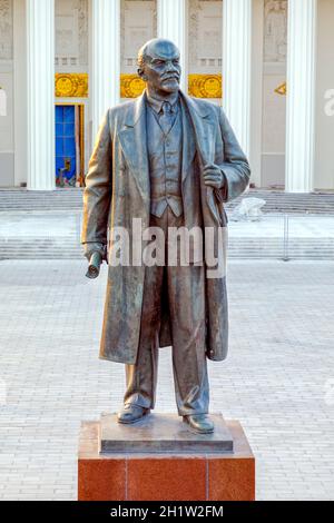 Moskau, Russland - 15. September 2018: Denkmal Wladimir Lenin auf dem Hintergrund des Pavillons Central auf der Ausstellung der Errungenschaften der Volkswirtschaft Stockfoto