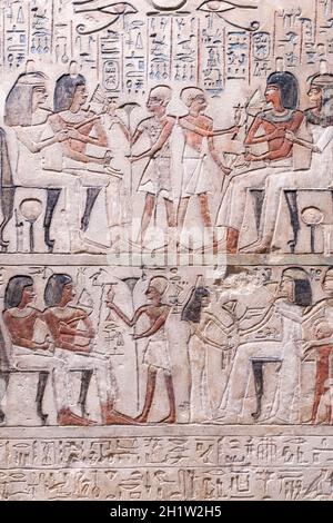 Ägyptische Hieroglyphen und antike Zeichnungen auf Tontafeln und Papyri-Hintergrund. Die Kunst Ägyptens und die alten Zivilisationen Afrikas. Hochwertige Fotos Stockfoto