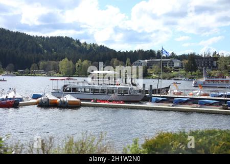 Blick auf die Ausflugsschiffe am Anlegeweg am Titisee an den Pfingstfestagen wurde auch im Hochschwarzwald in der Tourismusbranche nach langer durchgeführt Stockfoto