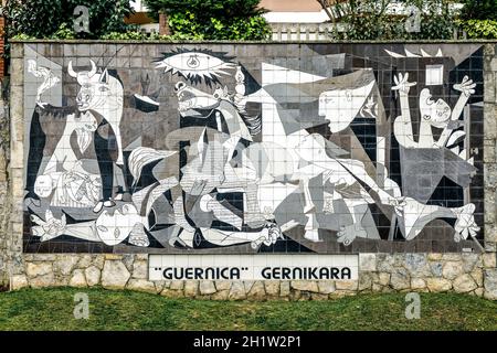 Guernica, Spanien - 09. April 2018: Eine geflieste Wand in Gernika erinnert an die Bombardierung während des Spanischen Bürgerkrieges.Gemälde 1937 von Pablo Picasso Stockfoto