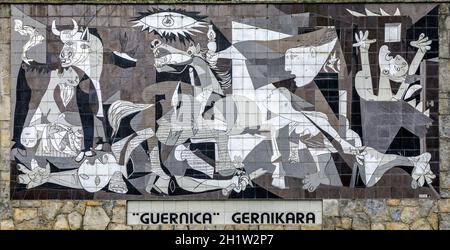 Guernica, Spanien - 09. April 2018: Eine geflieste Wand in Gernika erinnert an die Bombardierung während des Spanischen Bürgerkrieges.Gemälde 1937 von Pablo Picasso Stockfoto