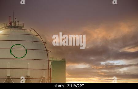 Industriegasspeicher. Tank mit Flüssiggas oder Flüssiggas-Reservoirs. Rund- oder Kugelgastank in der Petroleumraffinerie. Petrochemische Industrie. Globen Stockfoto