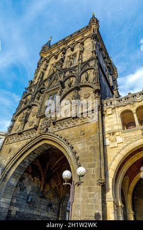 Prag, Tschechische republik - 12. September 2019: Celetna Straße und Pulverturm, gotisches Stadttor zum alten Prag. Stockfoto