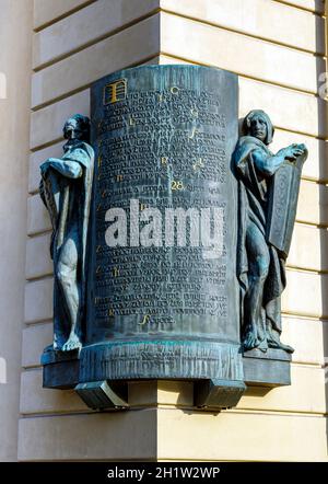 Prag, Tschechische republik - 12. September 2019: Gedenktafel der Tschechoslowakischen Revolution von 1918, Prag. Neben dem Pulverturm Stockfoto