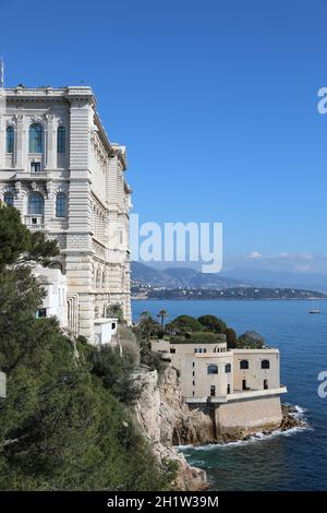 Monaco - 20. Februar 2021: Gebäude des Ozeanographischen Museums (Musée Océanographique) mit EINEM schönen Blick auf das Mittelmeer und Cap Martin in der Stockfoto