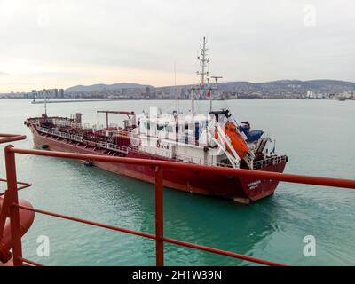 Noworossijsk, Russland - 20. August 2017: Service Schiff im Hafen Schiffe Stockfoto