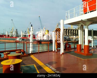 Noworossijsk, Russland - 20. August 2017: Blick auf das Meer und den Strand der Stadt vom Hafen Quay. Industrielle Hafen mit Kran- und Cargo Infrastruktur. Stockfoto