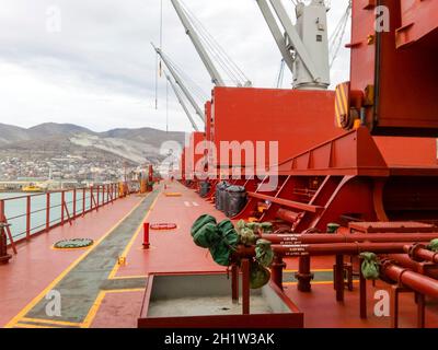 Noworossijsk, Russland - 20. August 2017: Blick auf das Meer und den Strand der Stadt vom Hafen Quay. Industrielle Hafen mit Kran- und Cargo Infrastruktur. Stockfoto