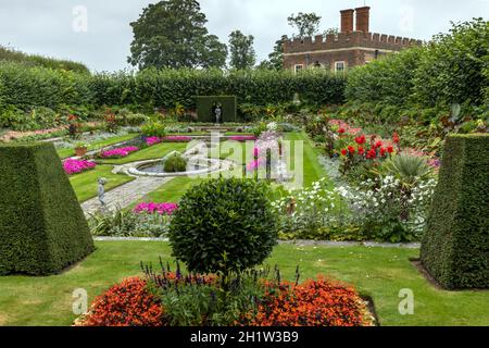 Dekorativer eingelassener Garten und Bankettshaus im Hampton Court Palace Surrey West London. Stockfoto