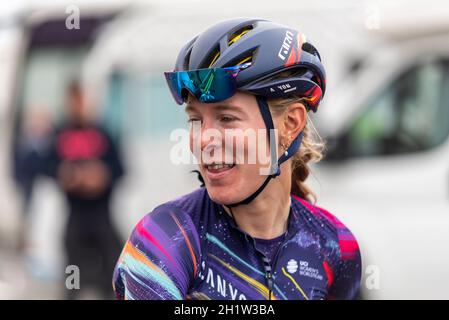 Hannah Barnes vom Team Canyon SRAM beim Ziel des AJ Bell Women's Tour Radrennens, Etappe vier, Southend on Sea, Essex, Großbritannien Stockfoto