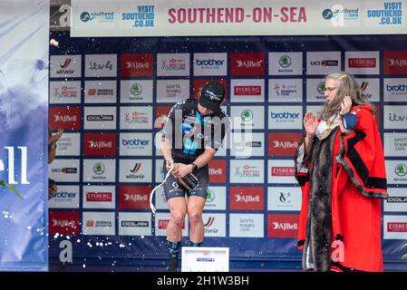 Lorena Wiebes knallt den Korken auf die Champagnerflasche, nachdem sie das AJ Bell Women's Tour Radrennen, Etappe vier, Southend on Sea, Essex, Großbritannien, gewonnen hat Stockfoto