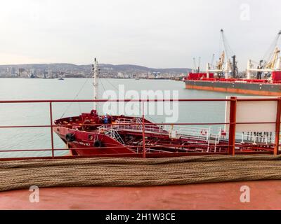 Noworossijsk, Russland - 20. August 2017: Das Schiff ist Überbau von der oberen ein Deck gesehen Stockfoto
