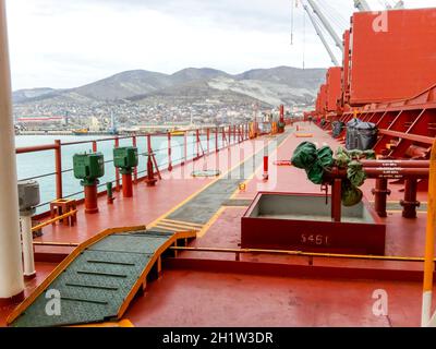 Noworossijsk, Russland - 20. August 2017: Blick auf das Meer und den Strand der Stadt vom Hafen Quay. Industrielle Hafen mit Kran- und Cargo Infrastruktur. Stockfoto