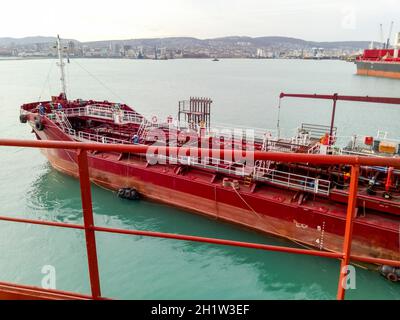 Noworossijsk, Russland - 20. August 2017: Service Schiff im Hafen Schiffe Stockfoto