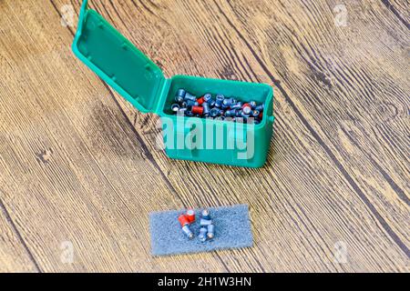 Führen Kugeln für pneumatische Waffen. Kugeln Kaliber 4,5 mm. Stockfoto