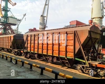 Noworossijsk, Russland - 20. August 2017: Güterbahn Autos in den Industriehafen. Wagen Trichter Stockfoto