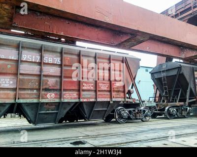 Noworossijsk, Russland - 20. August 2017: Güterbahn Autos in den Industriehafen. Wagen Trichter Stockfoto