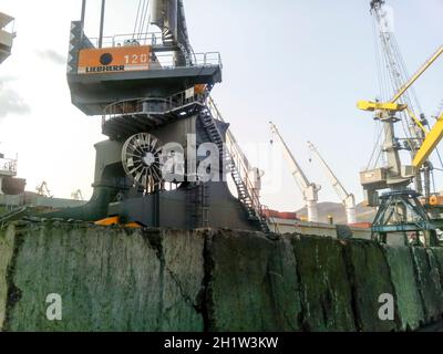 Noworossijsk, Russland - 20. August 2017: Noworossijsk, Russland - 11. August 2016: Selbstfahrende Hafenkran. Mobile Plattform für die Bewegung der Hubvorrichtung mech Stockfoto