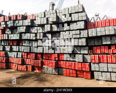 Metall Quadratstangen. Lager von Metal Barren. Stockfoto