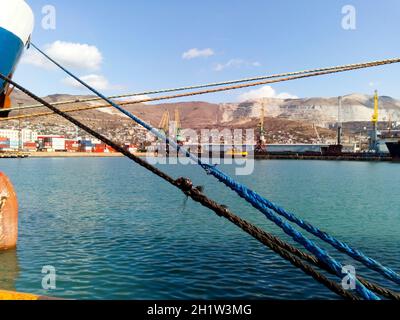 Angezogen festmachen Seile. Liegeplatz des Schiffes. Stockfoto