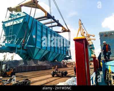 Noworossijsk, Russland - Oktober 10, 2017: Wagen der Trichter für die Entladung auf einem Frachtschiff. Heben im Hafen. Stockfoto