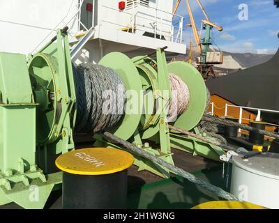 Babina mit einem Meer festmacher Seil. Liegeplatz auf dem Schiff. Stockfoto