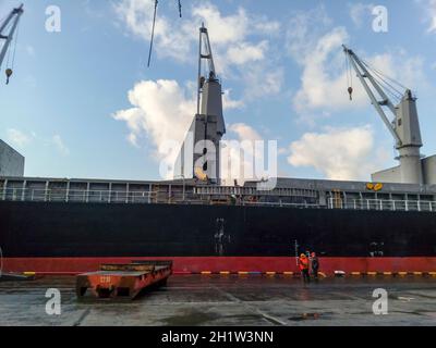 Noworossijsk, Russland - 20. August 2017: Kran auf ein Schiff im Hafen Stockfoto