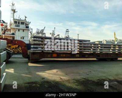 Noworossijsk, Russland - 20. August 2017: Die metallstäbe auf dem Port site für den Export gefaltet. Vorübergehende Lagerung im Hafen von Rohstoffen. Port Cargo Stockfoto