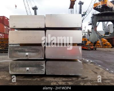 Noworossijsk, Russland - 20. August 2017: Aluminium-barren Transport von Aluminium für den Export Stockfoto