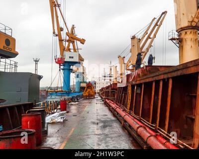 Noworossijsk, Russland - 20. August 2017: Blick auf das Meer und den Strand der Stadt vom Hafen Quay. Industrielle Hafen mit Kran- und Cargo Infrastruktur. Stockfoto