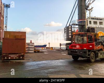 Noworossijsk, Russland - 20. August 2017: Der port Lader im Hafen fährt um die Website. Stockfoto