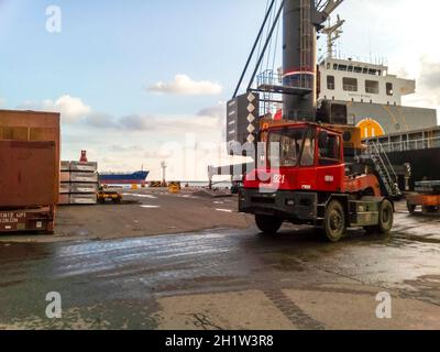 Noworossijsk, Russland - 20. August 2017: Der port Lader im Hafen fährt um die Website. Stockfoto