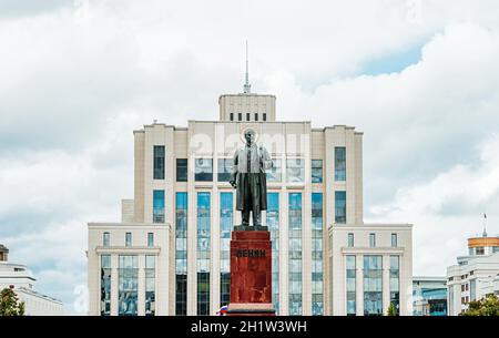 Kasan, Russland, September 18 2021. Kabinett der Minister der Republik Tatarstan. Denkmal für Lenin vor dem Gebäude auf dem Platz der Freiheit Stockfoto