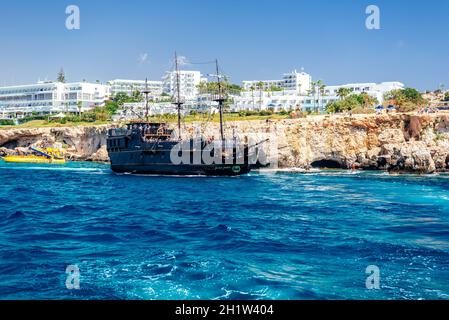 AYIA NAPA, ZYPERN - 10. August 2019: Die Schwarze Perle, ein touristisches Tageskreuzfahrtschiff Stockfoto