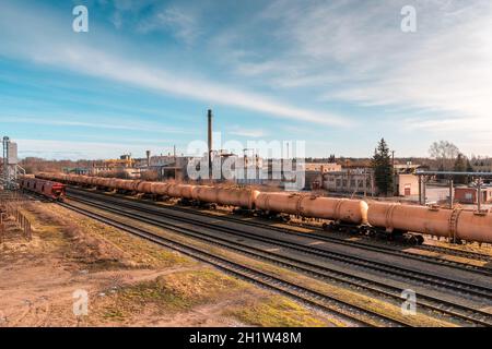 Eisenbahn in einem Industriegebiet. Train liefert Öl oder Gas. Stockfoto