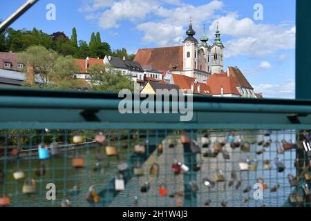 Liebessschlösser auf einem Steg in Steyr mit der Pfarrkirche Sankt Michael im Hintergrund, Österreich, Europa - Love Locks on a Bridge in Steyr with Th Stockfoto