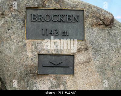 Gipfelstein des Brockens im Nationalpark Harz, Sachsen-Anhalt, Deutschland. Der höchste Berg im Harz Stockfoto