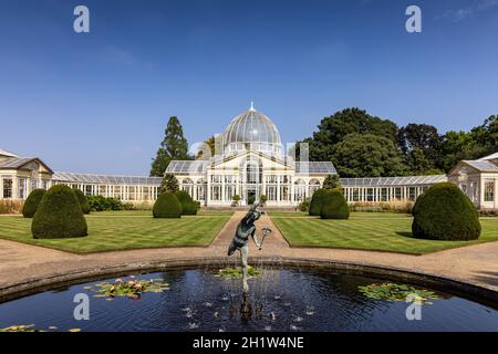 Statue von geflügeltem Merkur und dem Großen Konservatorium in den Gärten des Syon House, erbaut von Charles Fowler im Jahr 1826, Syon Park, West London, England, Großbritannien Stockfoto