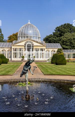 Statue von geflügeltem Merkur und dem Großen Konservatorium in den Gärten des Syon House, erbaut von Charles Fowler im Jahr 1826, Syon Park, West London, England, Großbritannien Stockfoto