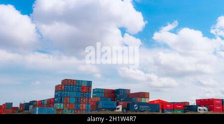 SAMUT PRAKAN, THAILAND-MAY 15, 2021 : Container auf Containerhof zu vermieten und LKW. Containerlogistik. Frachttransport. Logistikbranche. C Stockfoto