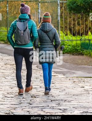 ATHEN, GRIECHENLAND, DEZEMBER - 2019 - Touristen zu Fuß in plaka Bezirk, athen, griechenland Stockfoto