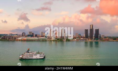 Stadtbild der Skyline von Detroit in Michigan, USA bei Sonnenuntergang aufgenommen von Windsor, Ontario, Kanada Stockfoto