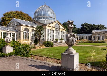 Das große Konservatorium in den Gärten des Syon House, erbaut von Charles Fowler im Jahr 1826, Syon Park, West London, England, Großbritannien Stockfoto