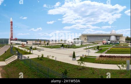 Kaluga Museum für Kosmonautik. Rakete, Planetariumskuppel, Park vor dem Gebäude Stockfoto