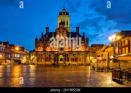 Das Rathaus von Delft und der Markt von Delft am Abend. Delfth, Niederlande Stockfoto