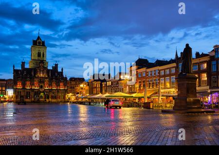 Das Rathaus von Delft und der Markt von Delft mit dem Hugo de Groot-Denkmal am Abend. Delfth, Niederlande Stockfoto