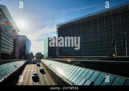 Straßenverkehr in Brüssel in der Nähe des Gebäudes der Europäischen Kommission bei Sonnenuntergang. Rue de la Loi , Bruxelles, Belgien Stockfoto