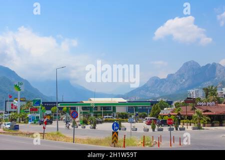 Antalya, Türkei - 11. Mai 2021: Britische Tankstelle in Antalya, Türkei am 11. Mai 2021. British Petroleum ist ein britisches multinationales Öl und Ga Stockfoto