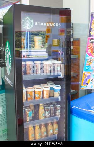 Antalya, Türkei - 11. Mai 2021: Starbucks Selbstbedienungskaffeemaschine im Freien an der Tankstelle in Antalya, Türkei am 11. Mai 2021. Dies ist eine Premium-Insel Stockfoto